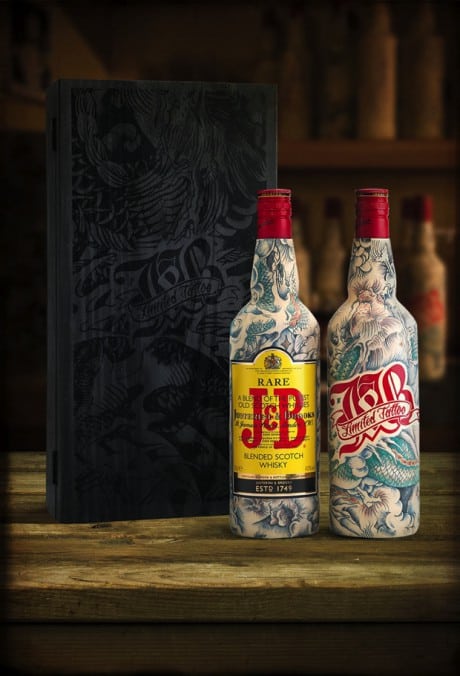 Botellas de whisky tatuadas por Le Sphinx para crear una edición limitada de J&B