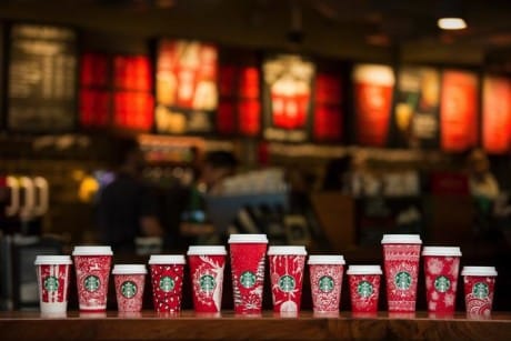 Llegan los vasos rojos de Starbucks y este año están diseñados por consumidores