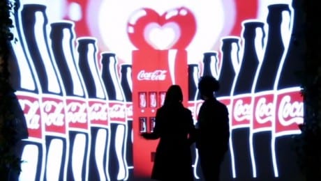 Coca-Cola crea una máquina expendedora sólo visible para los enamorados en San Valentín