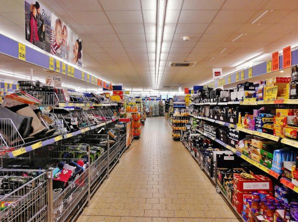 La portuguesa Square AM compra diez supermercados en España